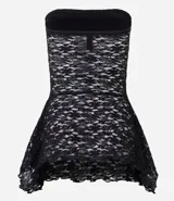 Blusa strapless confeccionada en encaje negro con diseño de bajo asimétrico con puntas diferenciadas. Presenta escote recto y forro interior.