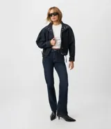 Pantalón de jeans premium azul oscuro de corte recto y cintura media, con bolsillos funcionales, trabillas para cinturón y costuras visibles a contratono. Confeccionado por Marfinno.