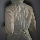 Campera cortavientos de mujer Salomon Sense Aero Wind, ultraligera y transpirable, color blanco semitransparente, con capucha y cierre frontal completo.