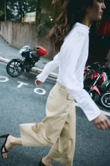 Pantalón culotte de tiro alto en color verde militar. Presenta bolsillos frontales de plastrón con solapa, cierre frontal con cremallera y botón, y diseño de pierna ancha con dobladillo marcado.