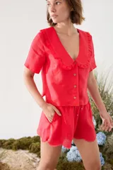 Blusa de lino color rojo, con mangas cortas, cuello en V con solapa redonda fruncida y cierre frontal de botones.