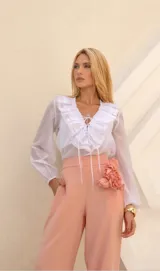 Blusa blanca de mangas largas con cuello en V y volados.