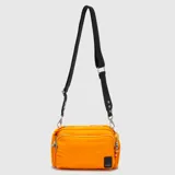 Cartera tipo bandolera de diseño acolchado, color celeste, con múltiples compartimentos con cierre y correa ajustable de cinta negra con logo grabado.