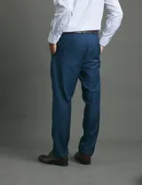 Ambo slim fit de color azul, compuesto por saco de dos botones y pantalón de vestir a juego. El tejido cuenta con elastano para mayor comodidad y flexibilidad.