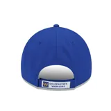 Gorra New Era 9Forty de los Golden State Warriors, color azul con logo del equipo bordado en amarillo en el frente.