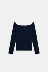 Jersey de punto azul marino de manga larga con diseño de hombros descubiertos y escote ancho.