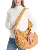 Bolso capitoneado color verde oscuro, marca Do Everything In Love, con abertura de cierre, reparticiones y bolsillos internos, y bolsillos laterales con cierre.