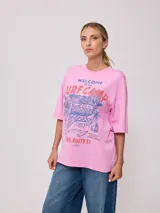 Remera rosa de algodón con estampado frontal de estilo playero.