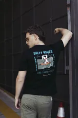 Remera de algodón color verde oliva, con cuello redondo, manga corta y estampado gráfico frontal con texto alusivo a motocicletas.