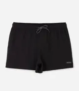 Bermuda de running Get Over para hombre, confeccionada en microfibra ligera de color gris claro. Presenta cintura elástica con cordón ajustable, bolsillos funcionales, dobladillo redondeado con aberturas laterales y pequeño parche con logo de la marca en la pierna izquierda.