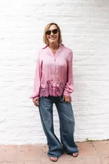 Camisa de seda color rosado con cuello clásico, manga larga y detalle de encaje en el ruedo.