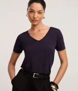 Blusa básica de corte regular confeccionada en viscosa con elastano, de color azul oscuro, con escote en V y mangas cortas.