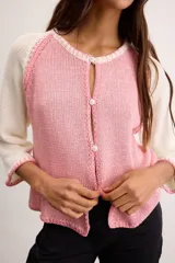 Saco de algodón tejido, color beige con mangas y detalles en blanco, escote en V y cierre frontal de botones.