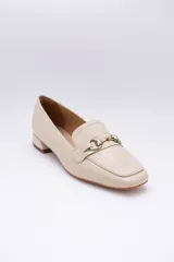 Mocasines de cuero color verde oliva, con detalle de herraje metálico dorado en el empeine y taco bajo cuadrado.