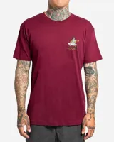 Remera bordó de manga corta con pequeño estampado en el pecho que incluye un esqueleto surfeando y la inscripción "Lost".