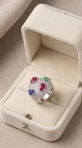Anillo de plata 925 con diseño bombe, completamente pavimentado con circonias blancas y decorado con cuatro piedras naturales ovaladas: rubí, esmeralda y zafiro azul.