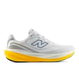 Championes de running New Balance modelo 1080 v15, de color blanco con detalles en amarillo y gris. Presentan capellada de malla transpirable, suela amortiguada en tono amarillo y el logotipo "N" característico en los laterales.