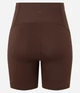 Bermuda ciclista deportiva de tiro alto, color celeste claro, ajustada al cuerpo.