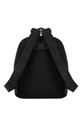 Mochila Las Oreiro color verde agua, con logo de la marca en la parte superior y un aplique de labios en la parte inferior. Cuenta con un bolsillo frontal con cierre y un llavero decorativo de cuerda.