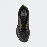 Championes de trail running New Balance Hierro v9, color negro con detalles en verde lima y marrón. Presentan una suela Vibram de alto agarre y tecnología Fresh Foam X para mayor amortiguación.
