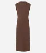 Vestido midi de algodón color marrón, con escote bote, sin mangas y con ligero drapeado lateral.