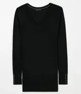 Sweater de punto negro con escote en V, manga larga y detalle de botones decorativos en los puños.