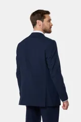 Traje de vestir azul marino, compuesto por saco de dos botones con solapa de muesca y pantalón de corte recto.