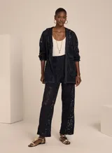 Campera con capucha confeccionada en tejido liso con encaje, con transparencia, corte ajustado, mangas largas con puños elásticos, cintura con cordón para ajustar y cierre de cremallera frontal.