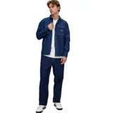 Camisa de denim azul con dos bolsillos frontales con botón y logo de la marca en uno de ellos.