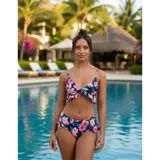 Bikini de dos piezas con estampado floral sobre fondo negro, compuesto por un top con volados y una bombacha de tiro medio con detalles de volados en los laterales.
