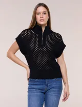 Buzo de punto color blanco de algodón calado, con cuello alto acanalado, medio cierre metálico dorado y mangas cortas estilo japonesa con puños anchos acanalados.