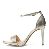 Sandalias de cuero negro con taco fino, tira delgada sobre los dedos y pulsera con hebilla al tobillo.