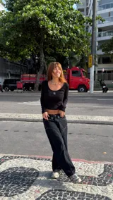 Top de manga larga en tejido acanalado color marrón, con escote redondo y logo bordado a tono en el centro del pecho.