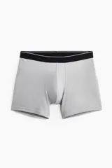 Pack de tres calzoncillos tipo trunk de punto elástico de algodón en gris y negro, con cintura elástica con logo en blanco y costuras planas. Confeccionados con tecnología Lycra® Xtra Life™.