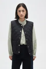 Chaleco acolchado de color negro con diseño de rombos, cierre frontal con botones metálicos a presión y dos bolsillos delanteros aplicados.