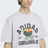 Remera de algodón color gris jaspeado, con cuello redondo y corte holgado. Presenta un estampado gráfico en el frente que combina el logo de Adidas con un personaje animado.