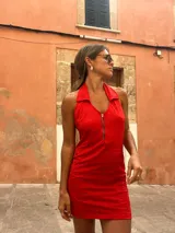 Vestido corto rojo con cuello polo, cierre frontal con cremallera y diseño calado.