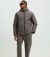 Pantalón deportivo de corte recto con ajuste levemente afunilado, confeccionado en tejido técnico con cintura elástica ancha. Presenta bolsillos laterales y bolsillo trasero embutido con acabado limpio.