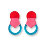 Par de aros colgantes con forma geométrica, con círculo rojo en la parte superior, trapecio rosa en el medio y semicírculo celeste en la parte inferior.
