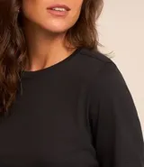 Remera verde esmeralda de algodón, con cuello redondo y mangas cortas.