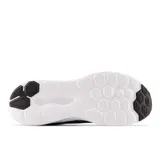 Championes de running New Balance 411v3 para hombre, color negro con logo plateado, capellada de malla y suela blanca.