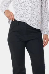 Pantalón recto de gabardina azul con spandex y elástico en la cintura.