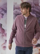 Campera bomber con cierre completo, color borgoña, de corte clásico y puños y cintura acanalados.
