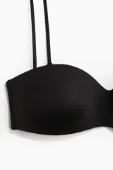 Soutien strapless de microfibra color negro, con copas acolchadas y tirantes finos ajustables y desmontables.