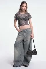 Top corto de microtul con estampado de leopardo en tonos grises.