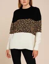 Sweater de lanilla con estampado animal print en tonos negro, marrón y blanco.