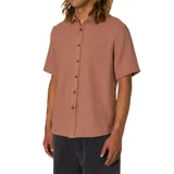 Camisa de manga corta Katin modelo Alan Solid, de color terracota o salmón, con corte estándar, cuello camisero, cierre frontal de botones y un bolsillo aplicado en el pecho.