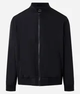Campera bomber negra para hombre, confeccionada en poliéster con cierre frontal de cremallera, cuello, puños y dobladillo elásticos acanalados, y bolsillos laterales.