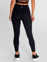 Calza deportiva de tiro alto y largo hasta el tobillo, en color negro. Diseño liso sin bolsillos, confeccionada en tejido técnico de alta calidad.