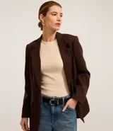 Blusa color beige de mangas cortas, confeccionada en tejido rib con textura acanalada y cuello redondo.